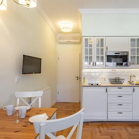 Apartment Chic Retreat - Modern Comfort